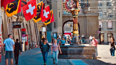 İsviçreliler referandum için sandık başına gitti İsviçre'de halk referandum için sandık başına gitti.