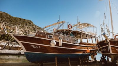 Baba yadigârı olan teknede yaşıyor Bir kişi, baba yadigârı olan teknede yaşamını sürdürüyor. Eşsiz bir